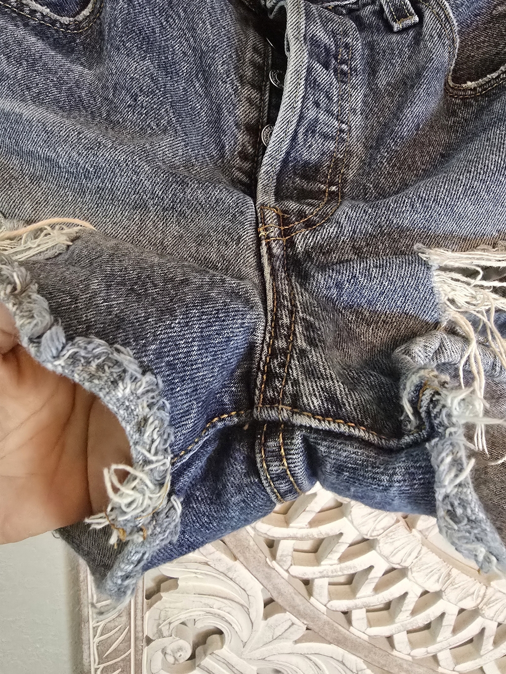 Levi's Women's 501 Distressed Denim Shorts Button Fly Frayed Hem 28 - Picture 3 of 11
